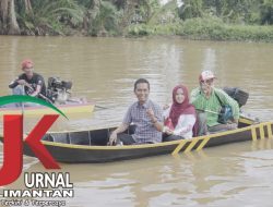 Susuri Sungai dengan Ketinting, Syafruddin H. Maming dan Istri Silaturahmi dengan Warga Desa Salimuran