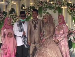 Hadiri Undangan Perkawinan, Paman Birin Layani Foto Bersama