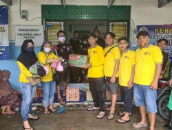 Peduli Korban Banjir, Pegawai Dispersip Kalsel Patungan Bantu Sembako dan Perlengkapan Salat