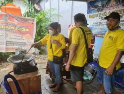 Usai Amankan Buku dari Banjir, Kadispersip Kalsel Ikut Memasak untuk Pengungsi di Malintang
