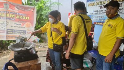 Usai Amankan Buku dari Banjir, Kadispersip Kalsel Ikut Memasak untuk Pengungsi di Malintang