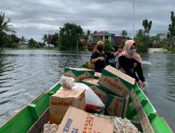 Pegawai Dispersip Kalsel Terobos Banjir Salurkan Bantuan di Dua Posko Induk