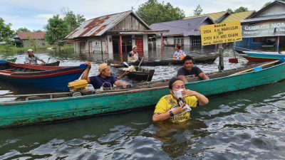 Berlanjut di Hari ke-4, Pegawai Dispersip Kalsel Berikan Bantuan ke Lok Buntar