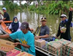 Gunakan Kelotok, Paman Yani Bantu Warga Terdampak Banjir