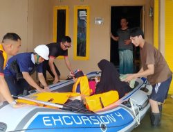Tim Amnesia Evakuasi Ibu Hamil, Balita, dan Lansia di Handil Bakti dan Semangat Dalam