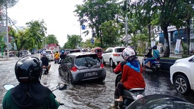 Tips Terobos Banjir dengan Motor Matik