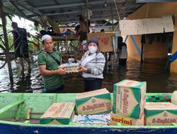 Bergerak Ringan Membantu Para Korban Banjir, Tim Dispersip Kalsel ke Desa Puntik Luar 