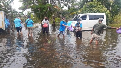 Gelora Bagikan Paket sembako Di desa Tanjung Limbah Batola