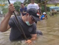 Ikut Bergotong Royong, Paman Birin Bangun Jalan Titian Masyarakat