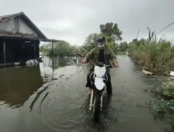 Dengan Menaiki Motor Trail, Gubernur Terobos Banjir di Munggu Raya