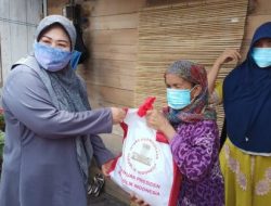 PKK Kalsel, Salurkan Bantuan Presiden RI Bagi Korban Terdampak Banjir di Sei Kitano