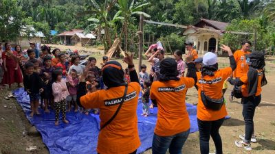 Menaiki Tanjakan dan Menyeberangi Sungai, Tim Dispersip Kalsel Berbagi Keceriaan ke Papagaran
