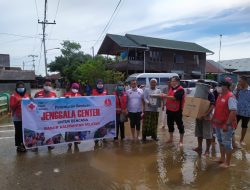 Ketua PMI Kalsel Terjang Banjir Serahkan Bantuan