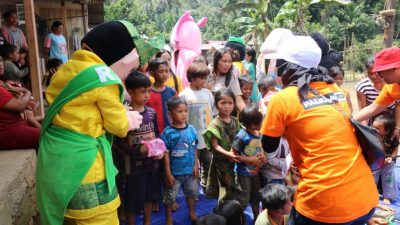 Lima Hari di HST, Tim Dispersip Peduli Harus Tambah Bingkisan untuk Anak-anak Korban Banjir