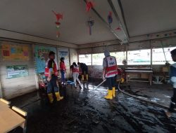 Selain Distribusikan Obat Kutu Air, PMI Banjar Dan Jember Bersihkan Sekolah Di Kabupaten Banjar