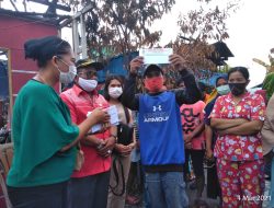 Anggota Fraksi PDI Perjuangan, Bantu Korban Kebakaran di Kawasan Pelambuan