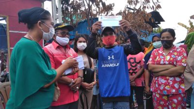 Anggota Fraksi PDI Perjuangan, Bantu Korban Kebakaran di Kawasan Pelambuan