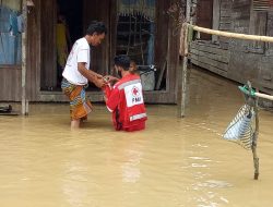 PMI Bersihkan Dan Berikan Bantuan Kepada Korban Banjir Sungai Halong