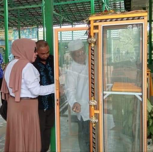 Kadispersip Kalsel menggali informasi sambil melihat-lihat koleksi bersejarah