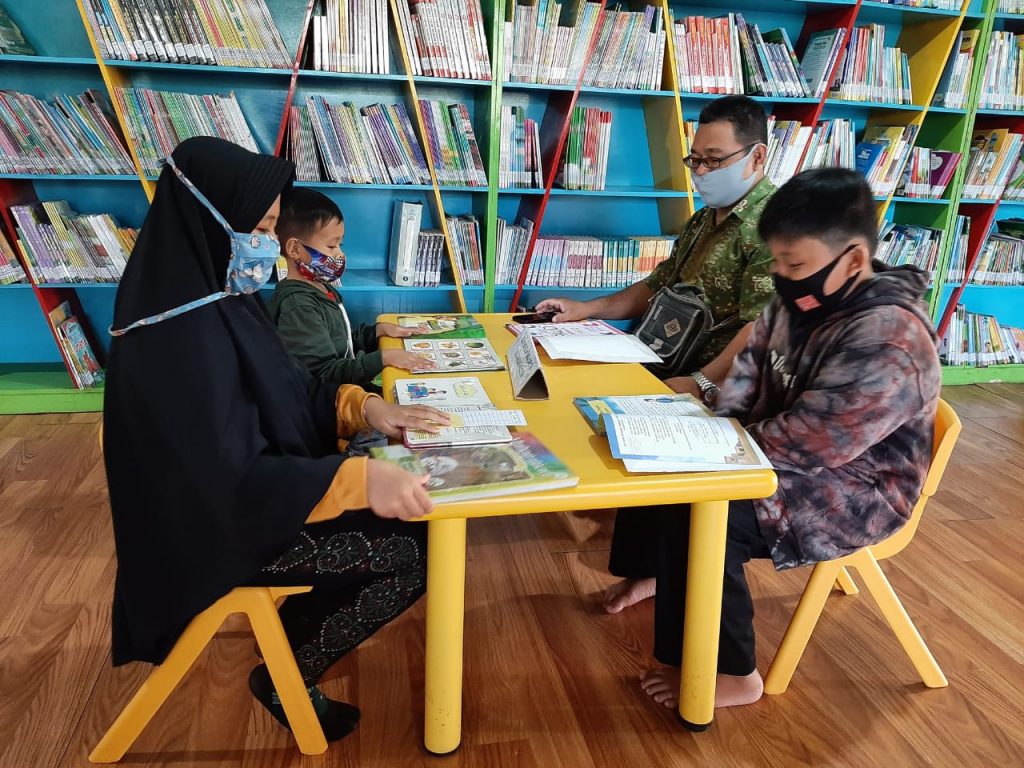 Arifin Nor bersama anaknya di perpustakaan anak