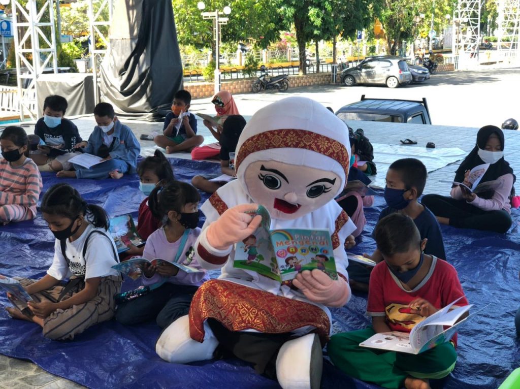 Badut Dispersip menajak membaca buku
