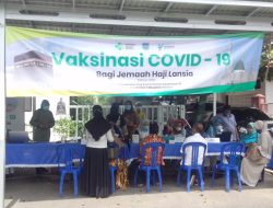 Calon Jamaah Haji Lansia Asal Kabupaten Banjar Jalani Vaksinasi Tahap Pertama.