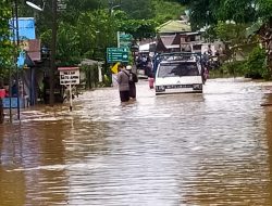 Jalan Tunggul Nangka Pengaron Kembali Terendam Banjir, Kapolsek : Ketinggian Air 10 Centimeter.