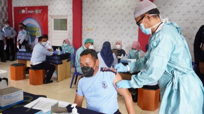 Petugas Lapas Narkotika Kelas II Karang Intan Martapura, Jalani Vaksinasi Tahap Dua
