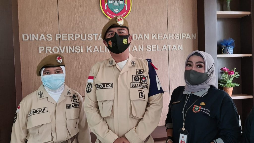 Jackson Koli bersama Kadispersip Kalsel Hj Nurliani