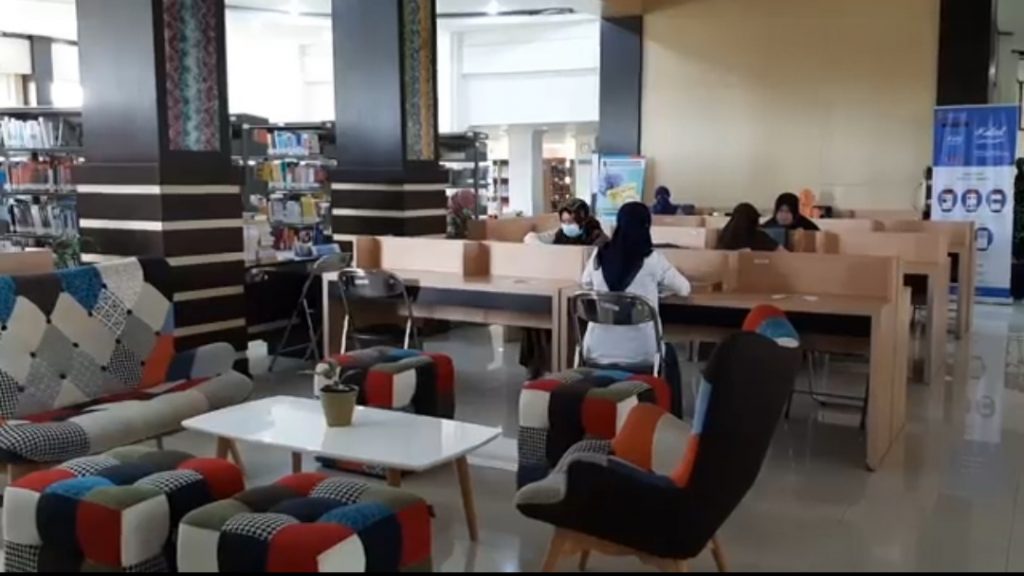 Salah satu ruang baca di perpustakaan umum