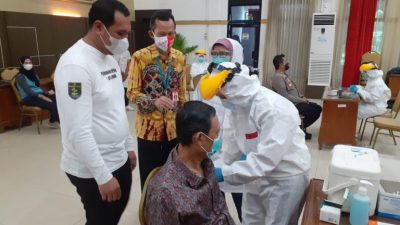 Aditya Mufti Ariffin Jalani Vaksinasi Dosis Pertama Bersama Sang Ayah