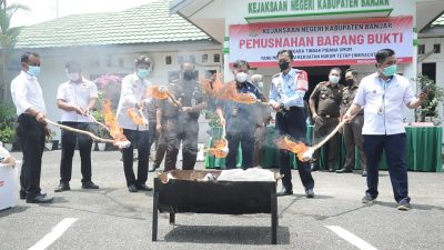 Kejari Banjar Musnahkan Barang Bukti Tindak Pidana Periode September 2020–Maret 2021