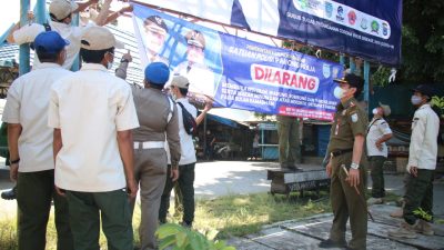 Ajak Masyarakat Patuhi Perda Ramadan, Petugas Pasang Spanduk