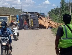 Breaking News! Sebuah Truk Fuso Pengangkut Kayu Terbalik di Kawasan Jalan Tol Lingkar Selatan