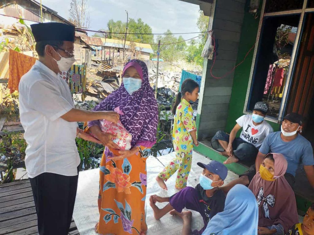 Hasanuddin Murad Bantu Korban Kebakaran Sungai Lauk
