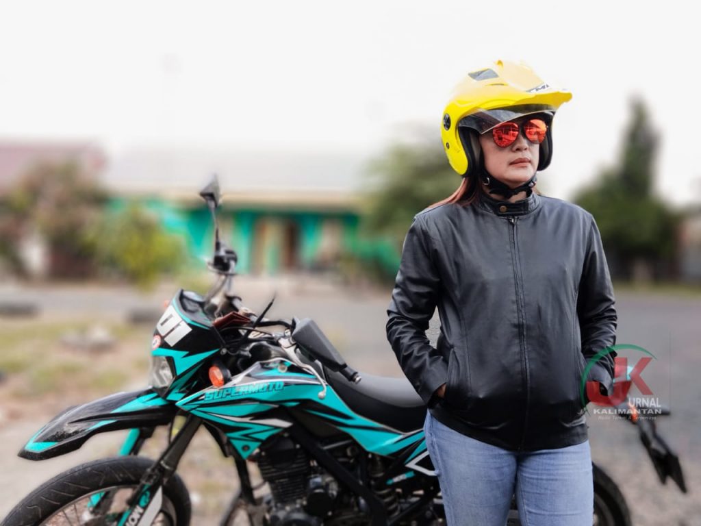 Menggunakan Kendaraan Supermoto, Emi Lasari Kembali Kunjungi Kaum Disabilitas