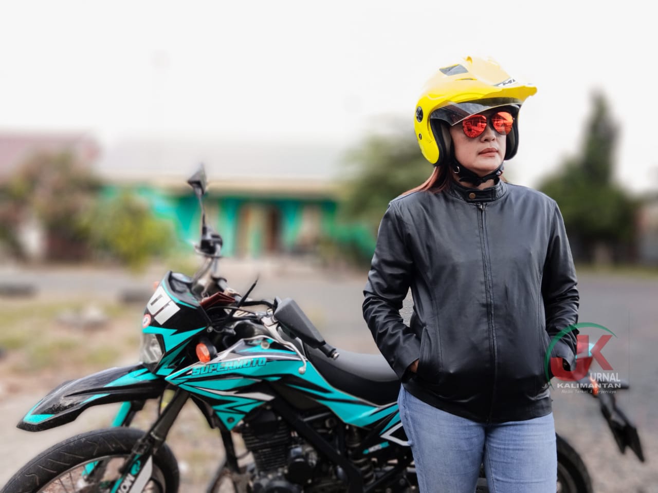 Emi lasari kunjungi disabilitas