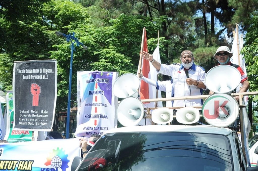 Aksi Unjuk Rasa Ratusan Pekerja Didepan PT. PLN Unit Induk Wilayah Kalsel-Teng