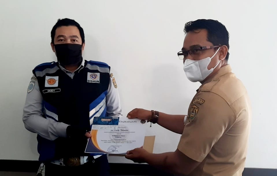 Penyerahan penghargaan kepada salah satu Danru