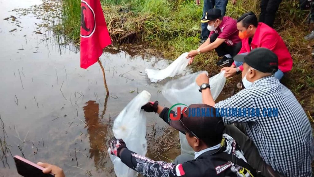 Sebanyak 250 peserta meramaikan lomba memancing gelaran DPC PDIP Banjarbaru di Danau Seran