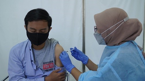 Vaksinasi Covid-19 kepada Dosen, Tenaga Kependidikan, dan Purnatugas di Lingkungan ITB