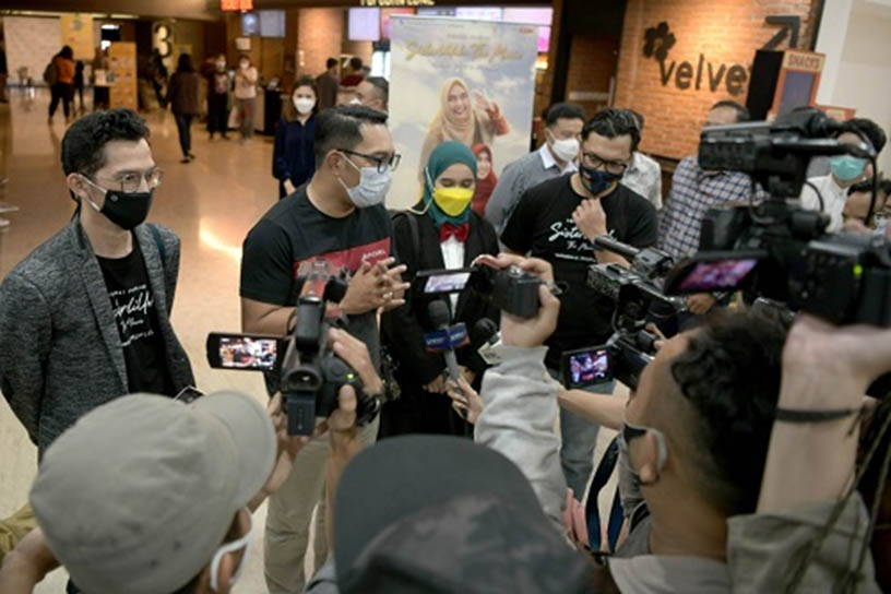 Istri Positif Covid-19, Ridwan Kamil Lepas Rindu dengan Lambaian Tangan