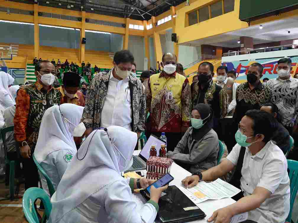 Menko Airlangga Pantau Vaksinasi di Banjarmasin
