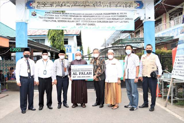 UPZ Bank Kalsel Serahkan Bantuan Kepada Ponpes Al – Falah Putera, Melalui Komisi II DPRD Kalsel