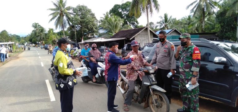Ratusan Masker Dibagikan Satgas Covid-19 Kusan Hulu di Pasar Binawara