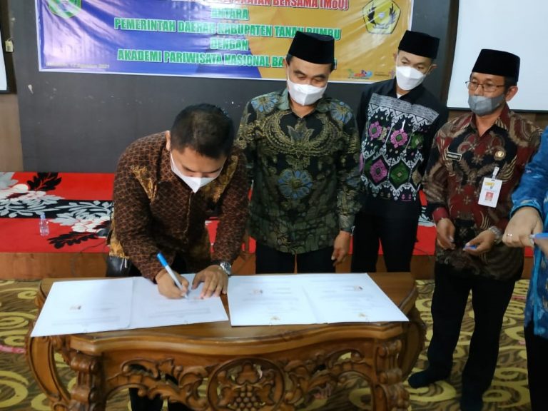 Tingkatkan SDM di Tanbu, Zairullah Azhar Tandatangani MoU dengan Akparnas