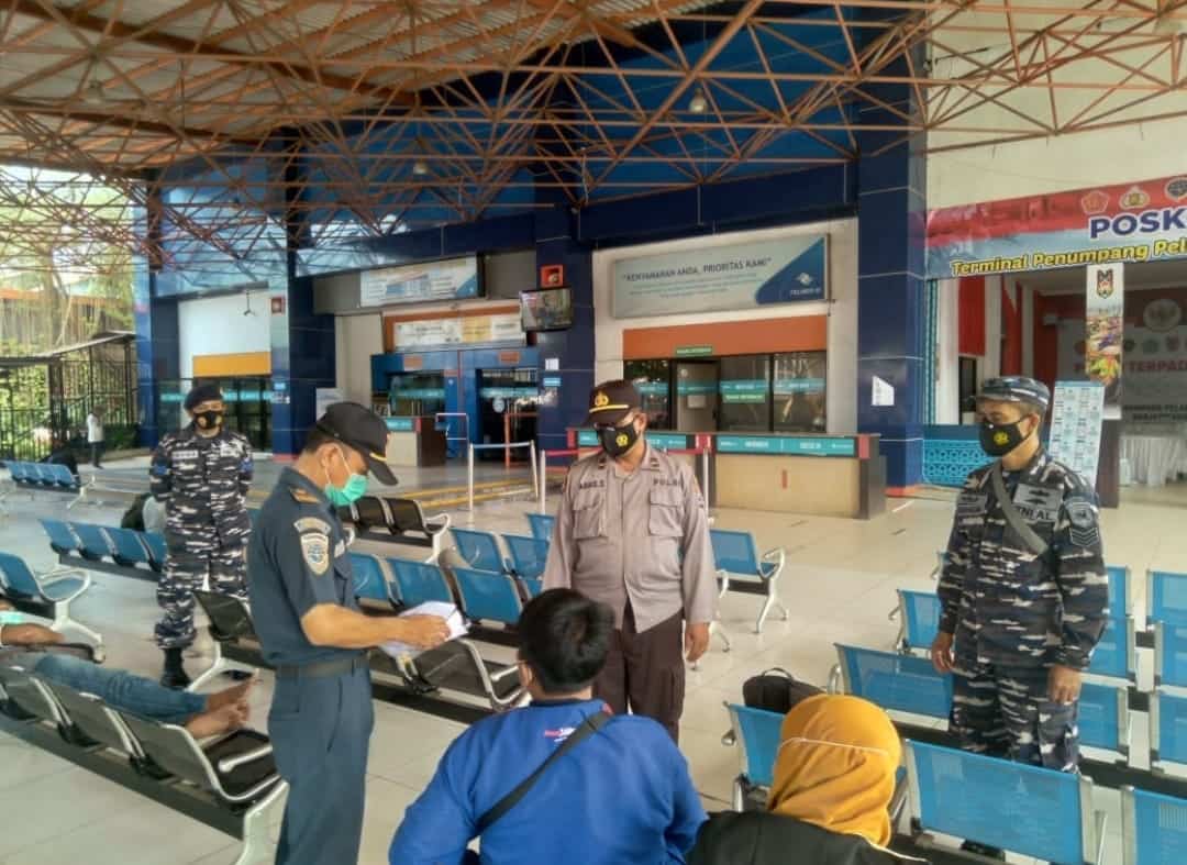 Lanal Banjarmasin Bantu Pendisiplinan PPKM di Terminal Penumpang Trisakti