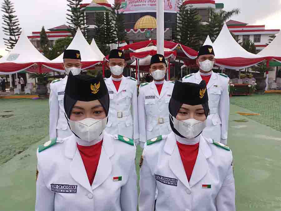 Kibarkan Merah Putih Saat Diguyur Hujan, Begini Perasaan Dwi Pembawa Baki