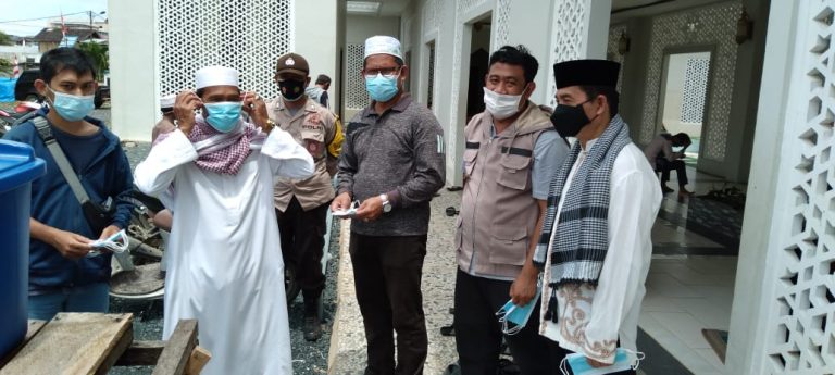 Satgas Covid-19 Tanbu Bagi Masker Ke Jemaah Salat Jumat Serentak Seluruh Masjid