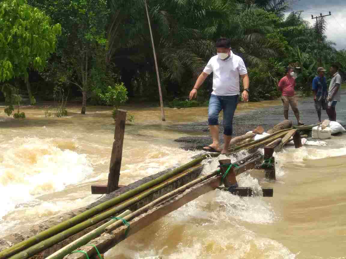 Bang Dhin Tinjau Jalan Yang Tersapu Luapan Air Sungai